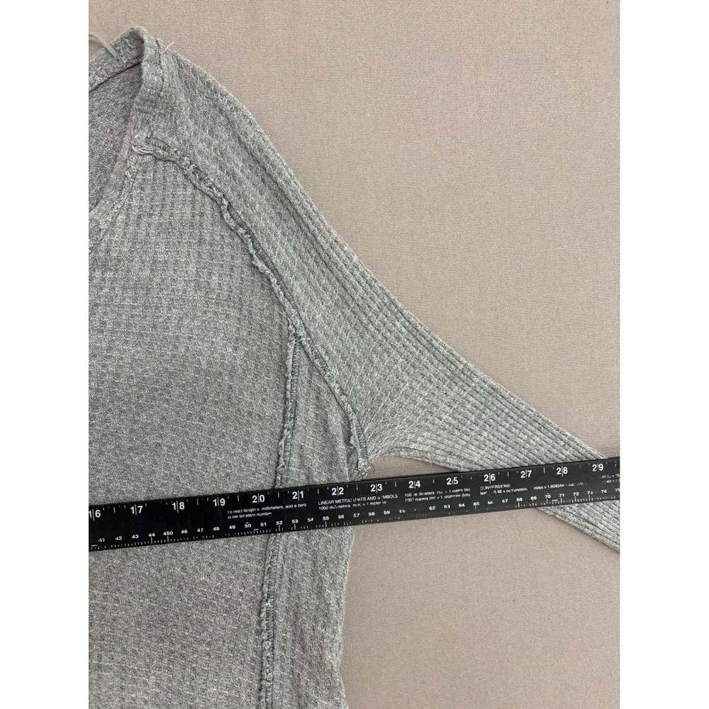We The Free Free People Gray Waffle Knit Thermal V-Neck‎ Ruffle Hem Top Medium